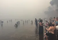 Люди забирают все, что успевают, и собираются у водоемов на Мате